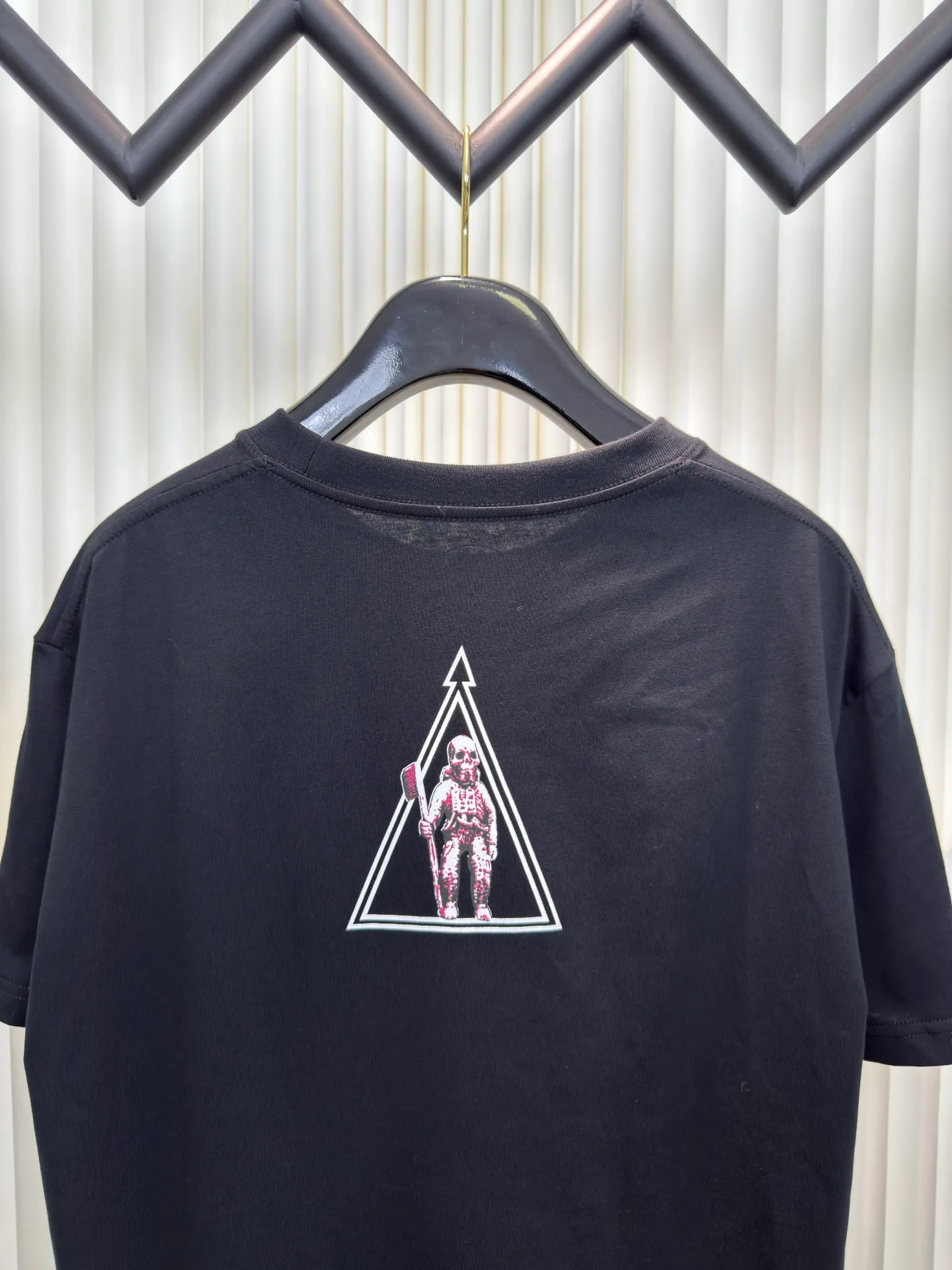 P240 Chrome Hearts Skeleton Soldier Text Short Sleeves. The fabric is made of 26-woven 200g cotton. The printing is made of thermosetting ink. Customized accessories. Size S M L